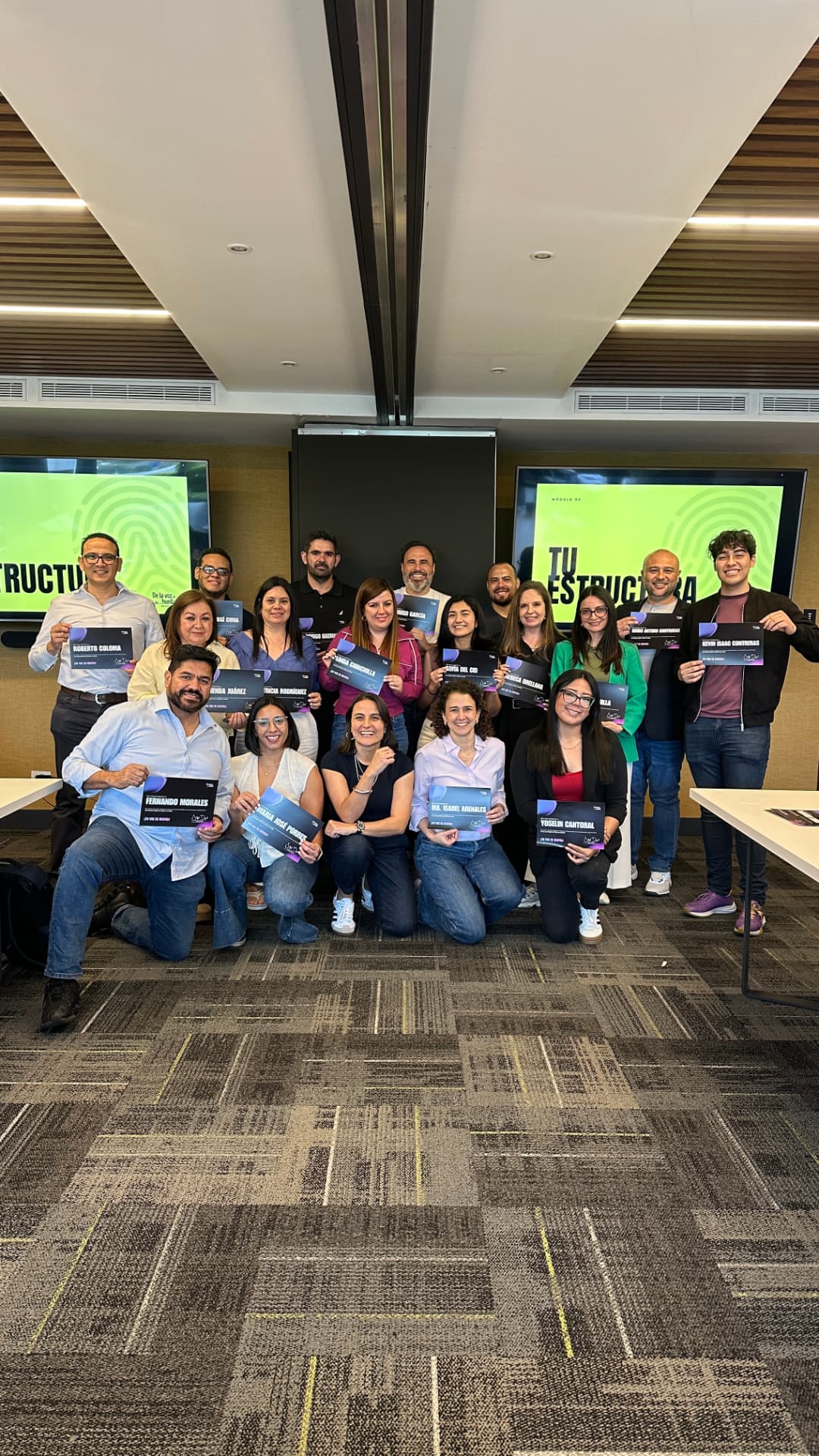 Grupo de participantes de un entrenamiento de comunicación empresarial con Steph Daguer